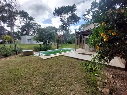 Casa 6 ambientes con 2 baños