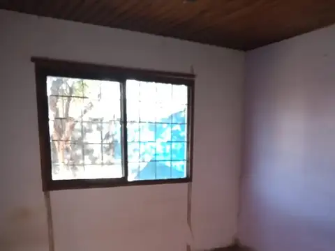 ALQUILER - CASA 3 AMBIENTES CON JARDIN Y ENTRADA DE AUTO