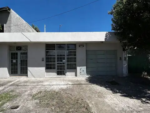 VENTA CASA LA REJA 3 AMB PATIO, LOCALES Y COCHERA.