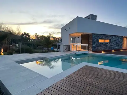 Venta casa 6amb 800m Barrio Naut. El Cazal Escobar