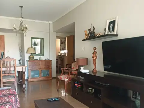 Departamento tres Ambientes, contra frente , Balcón corrido, cochera ,luminoso , MB estado, excelente ubicación