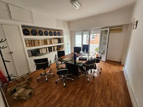 Oficina en Alquiler en Microcentro al Frente