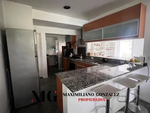 Casa 8 ambientes con 3 baños