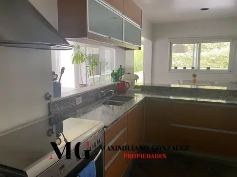 Casa en Alquiler con 2 cocheras