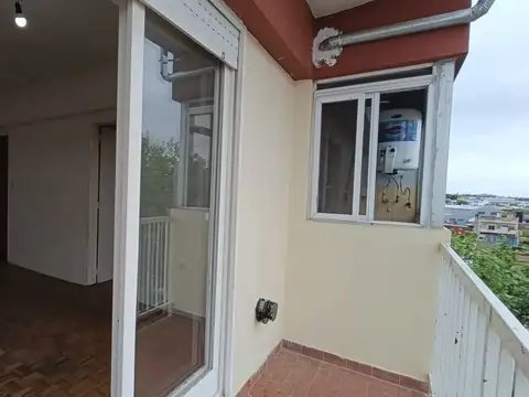 2 AMBIENTES AMPLIOS CON BALCON