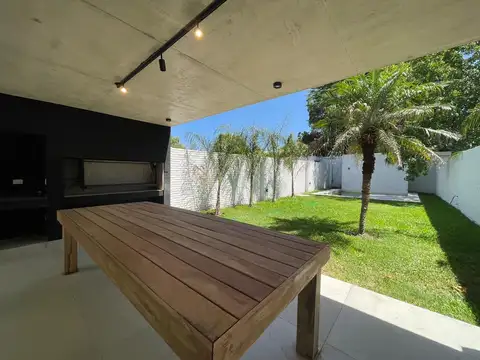 Casa 6 ambientes con 5 baños