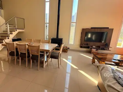Casa 6 ambientes con 2 baños