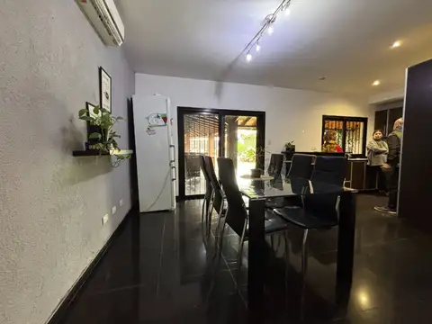 VENTA CASA 6 AMB - JARDIN Y PILETA