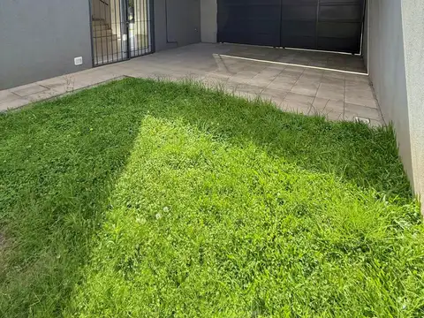 Casa de 4 ambientes en venta | 3 dormitorios | Cochera doble | Patio con parrilla | San Pedro.