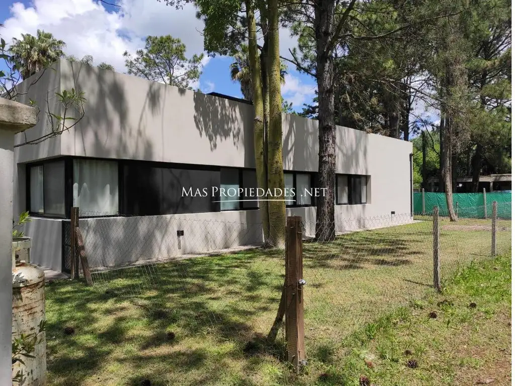 Casa - 170  m² Cubierta | 4 dormitorios | 8 años | 3 baños | 5 ambientes | 2 cocheras