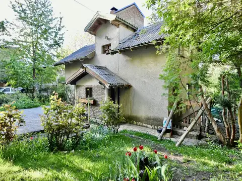 Casa con Departamento con Vista Parcial al lago en Bariloche - Venta