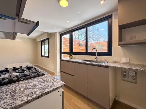 VENTA | PERMUTA casa al frente en planta alta, dos dormitorios. Pichincha, Rosario