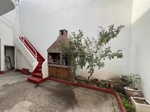 Excelente casa de 5 ambientes en Flores