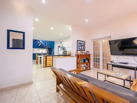 VENTA CASA 7 AMB RESTAURADA PILETA FONDO Y GARAGE
