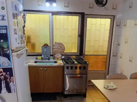 Departamento interno en 139 / 46 y 47 1 dormitorio, patio con parrilla techo plegable.