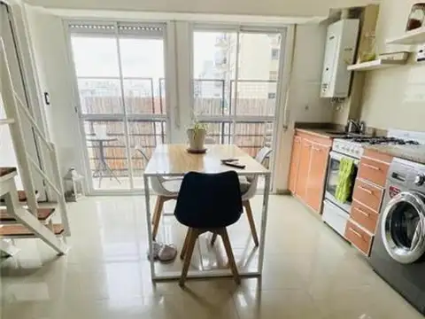 AL  FRENTE CON BALCÓN, EN DUPLEX . IMPECABLE ESTADO, MUY LUMINOSO. DISTRIBUCIÓN: EN EL 5TO PISO TIENE EL COMEDOR CON COCINA INCORPORADA , BALCÓN Y BA