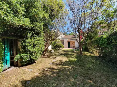 Casa de 5 ambientes toda en PB, con Gran Jardín y Mucho Potencial en Excelente Lote- En Venta
