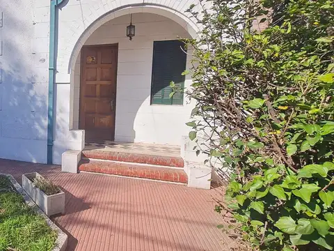 Casa 5 ambientes con 1 baño