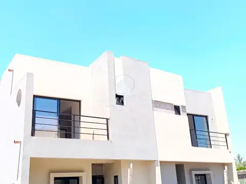 Casa tipo Duplex en Venta 5 amb. Springpark. Pilar 100