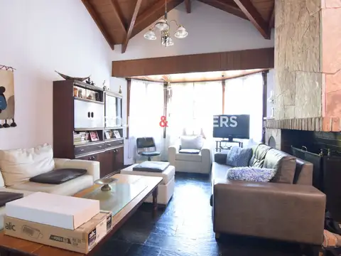 Casa 5 ambientes con 4 baños