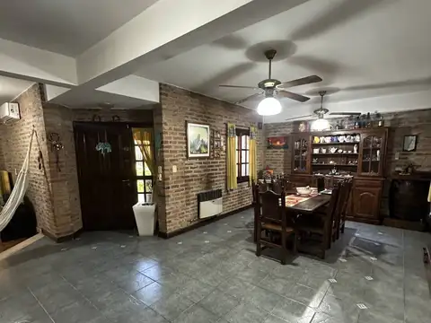 Casa en Venta con 3 cocheras