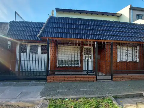 Venta 2 casas en mismo lote Moron