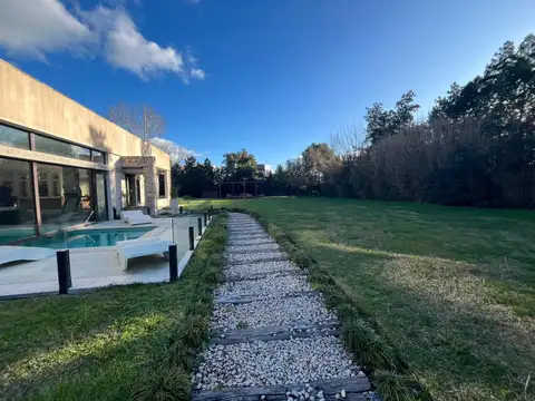 VENTA CASA EN BRANDSEN CON PILETA INTERIOR Y EXPERIOR