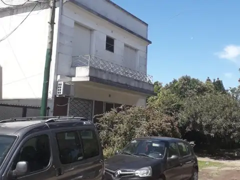 24 de Octubre al 1000. PH 1º Piso 4 amb. 2 Baños. Patio. Terraza. Ituzaingo