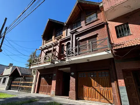 Triplex en alquiler frente a estación Don Bosco con cochera