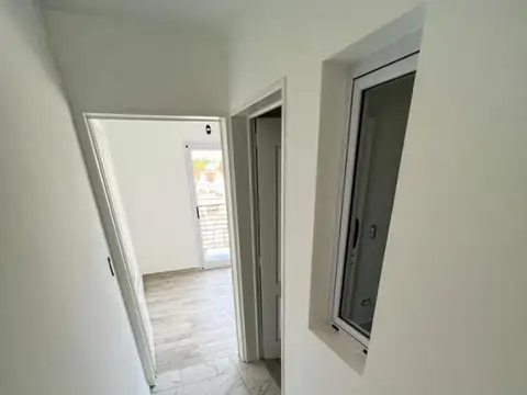 DEPARTAMENTO SEMIPISO AL FRENTE CON BALCON