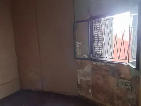 Venta - Casa a refaccionar 3 amb. - Patron 50/54 (Villa Luro)