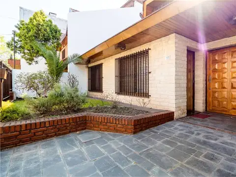 CASA 4 amb,Cochera Jardín Excelente Estado 