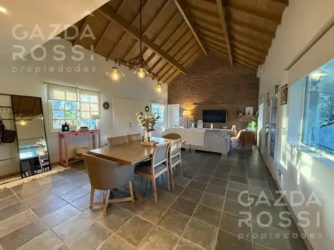Casa en Venta con 2 cocheras
