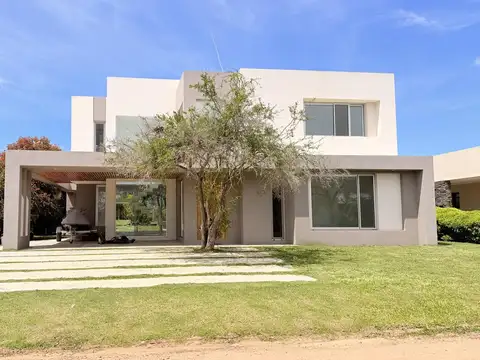 Exclusiva casa de categoría en barrio los bretes – colón entre ríos