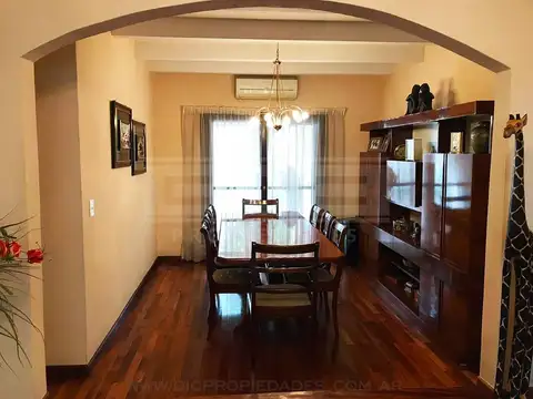 Casa 6 ambientes con 2 baños