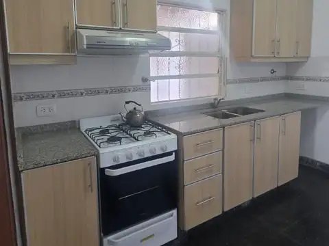 Alquiler de Casa 3 Ambientes, c/ JARDIN y PATIO, Sin expensas. Acepta mascotas