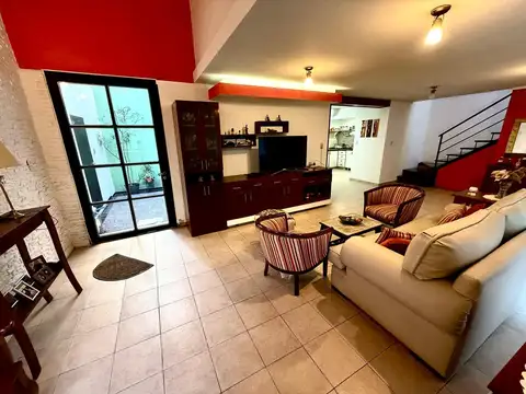 Venta casa de pasillo 2 dormitorios mas comodín