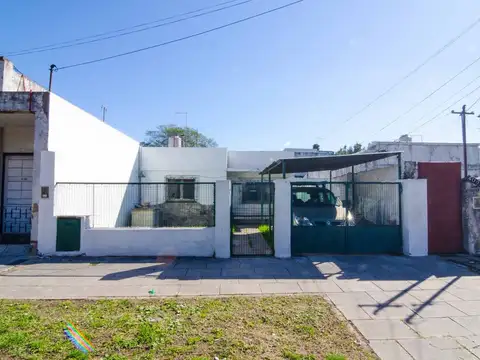 VENTA CASA 3 AMB. CON COCHERA/CASEROS LOTE PROPIO