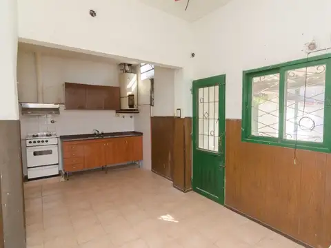 VENTA CASA 3 AMB. CON COCHERA/CASEROS LOTE PROPIO