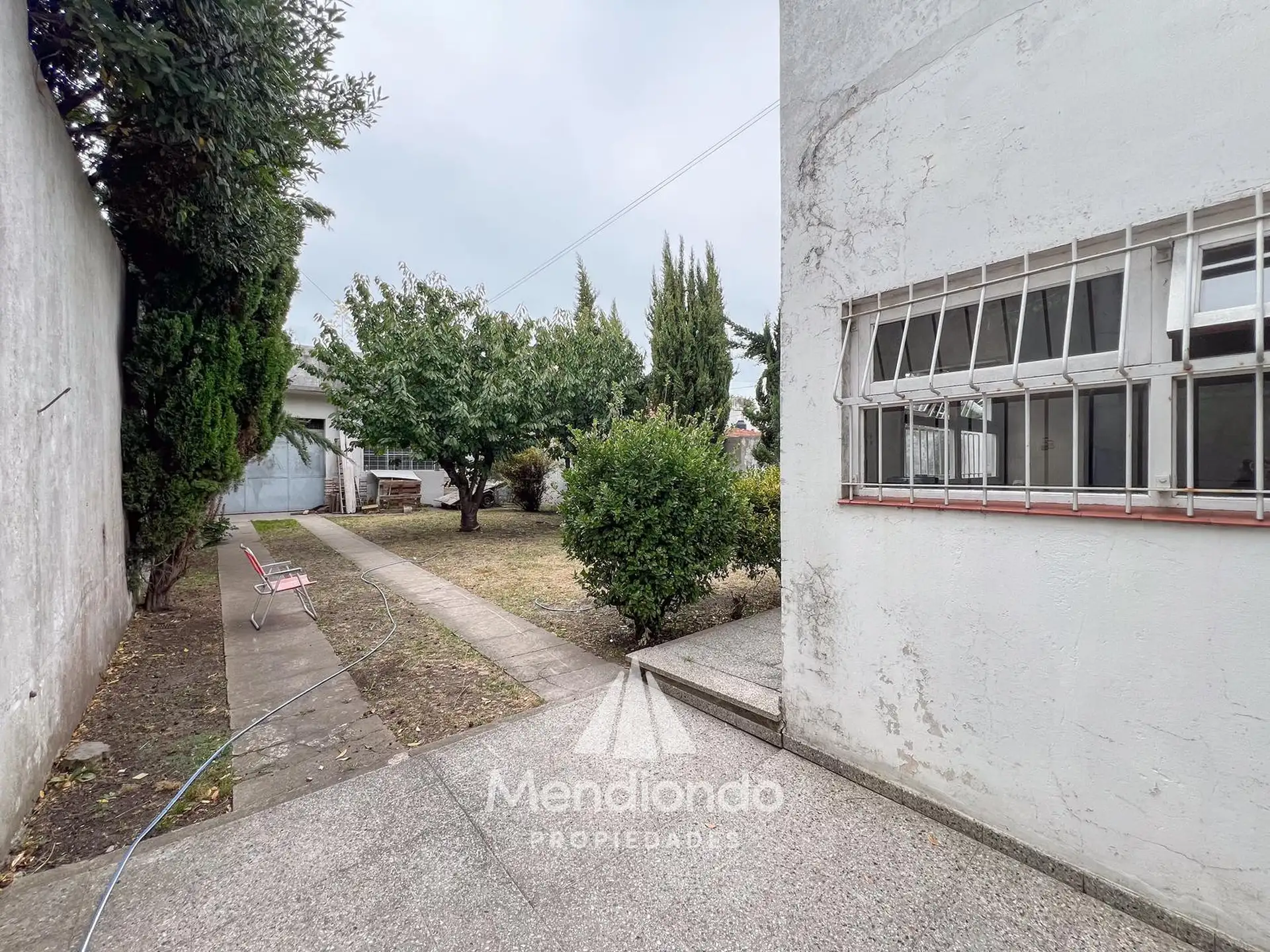 Casa 5 amb. con cochera doble y Galpón en Villa Primera