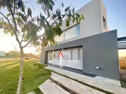 Casa en Alquiler con 2 cocheras