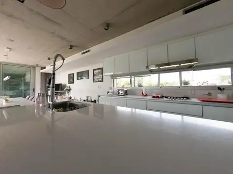 Casa 5 ambientes con 4 baños