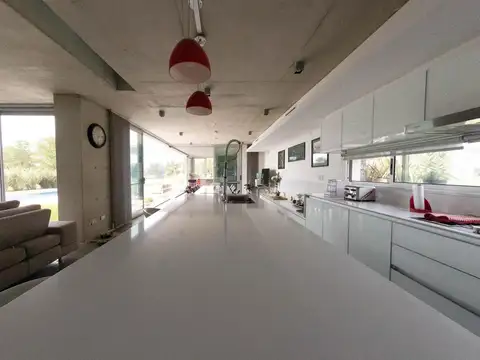 Casa en Venta con 3 cocheras