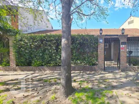CASA EN VENTA EN MARTÍNEZ – 3 DORMITORIOS + ESCRITORIO – JARDÍN Y GALERÍA
