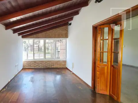 CASA EN VENTA EN MARTÍNEZ – 3 DORMITORIOS + ESCRITORIO – JARDÍN Y GALERÍA