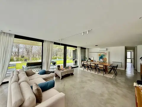 Casa 4 ambientes con 2 baños