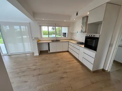 Casa 4 ambientes con 4 baños