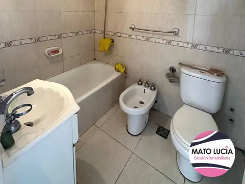 MONOAMBIENTE PRIMER PISO - CONTRAFRENTE - LUMINOSO - A MTS DIRECTORIO