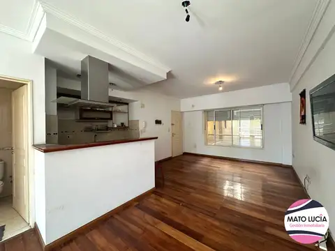 MONOAMBIENTE PRIMER PISO - CONTRAFRENTE - LUMINOSO - A MTS DIRECTORIO