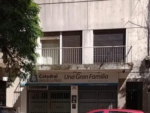 CASA CON SALON EN VENTA EN LA PLATA - 5 DORMITORIOS